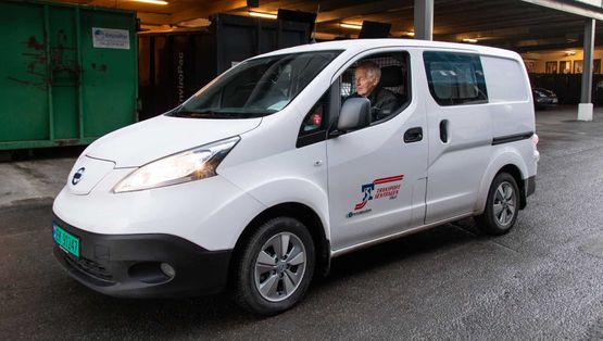 Ansatt i en hvit varebil