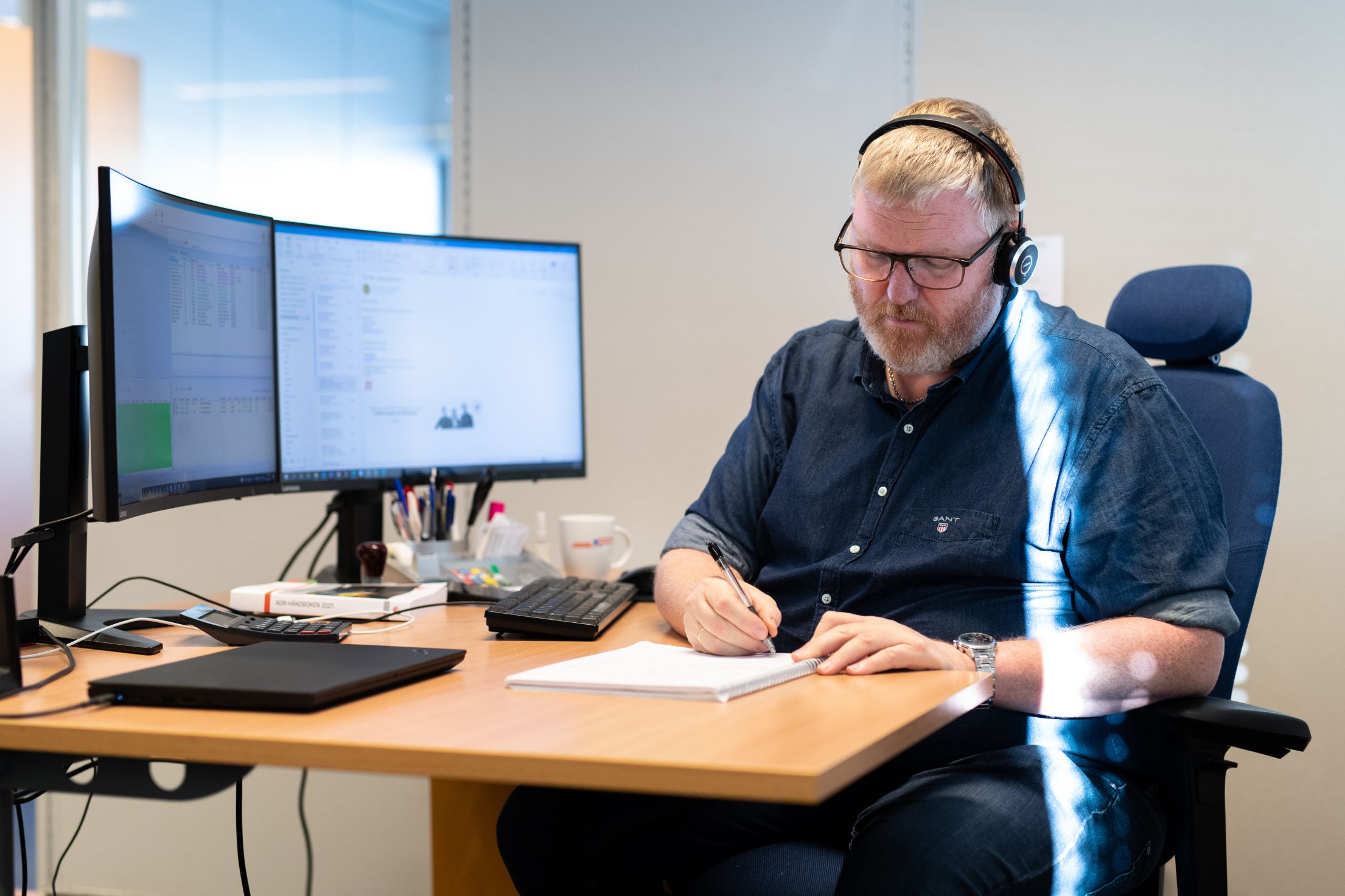 Mann sitter på kontor